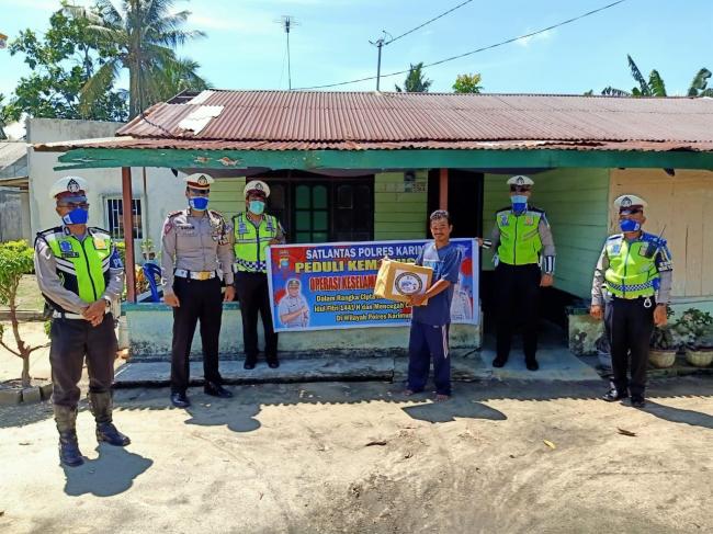 Satlantas Karimun Bagikan Sembako ke Warga yang Terimbas Pembatasan Sosial 