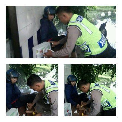 [Jurnalisme Warga] Foto Polantas Obati Perempuan Korban Kecelakaan Lalu Lintas Dipuji