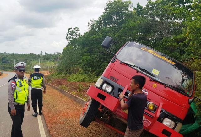 Truk Sarat Muatan Bawang Merah Terperosok di Parit Jalinbar Bintan
