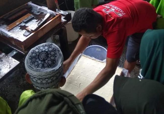 Siswa SDIT Al-Madani Lingga Belajar Teknologi Pengolahan Tempe