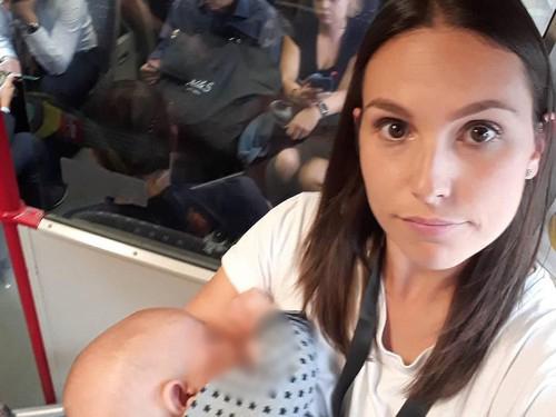 Tak Dapat Bangku Prioritas, Cerita Ibu Menyusui di Kereta Ini Viral