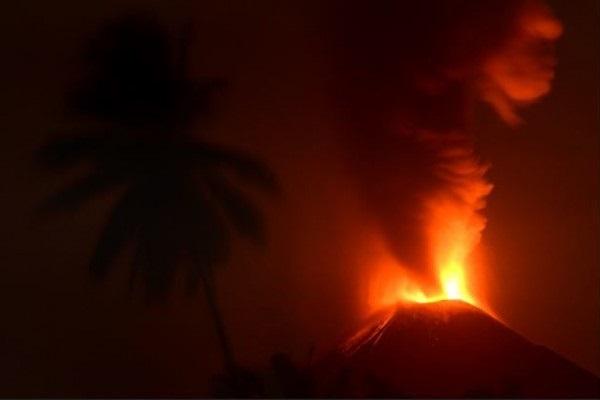 Gunung Soputan Masih Erupsi Hingga Kamis Pagi