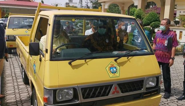 Pemkab Karimun Terima Dua Mobil Bantuan CSR Bank Riau Kepri