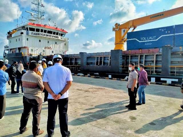 Kapal Tol Laut Logistik Nusantara 4 Kirim 8 Ribu Ton Plastik ke Jakarta