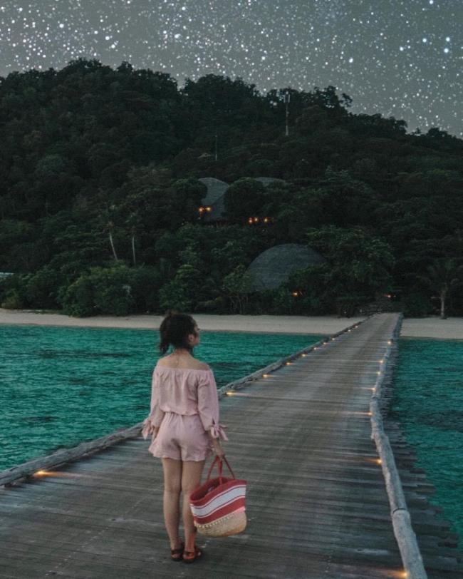 Serunya Nikita Willy Menikmati Liburan di Pulau Bawah