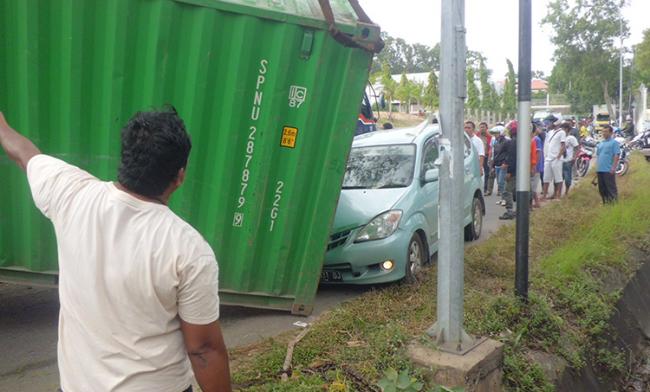 Inilah Foto-foto Avanza Ditimpa Kontainer di Seraya Atas