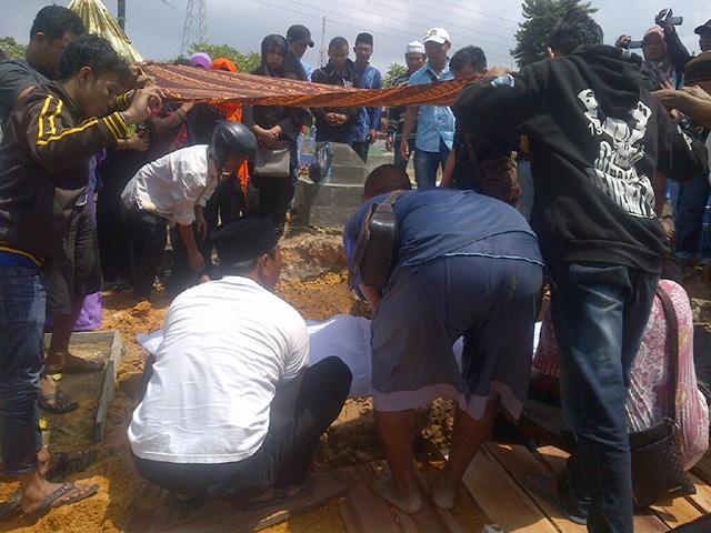 Jenazah Yuyun Dimakamkan, Kakaknya Terkulai Lemas 
