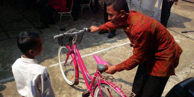 Bocah SD Tolak Hadiah "Sepeda Bencong" dari Jokowi, Pejabat Langsung Ngakak