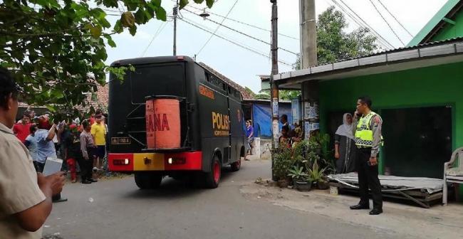 Bom Meledak di Pasuruan, Belasan Polisi Bersenjata Lengkap Bersiaga