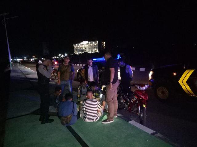 Santainya Warga Karimun Kendarai Motor Tanpa Helm