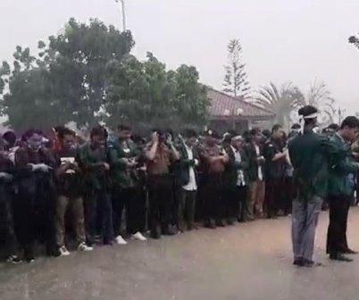Diguyur Hujan Deras, Mahasiswa dan Polisi di Batam Gelar Salat Gaib