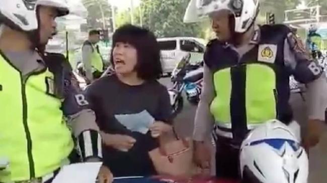 Tak Terima Ditilang Ibu-ibu Ini Marah dan Pukul Polisi