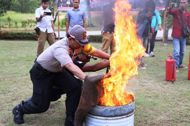 Latihan Tanggap Bencana, Dari Menggergaji Kayu Hingga Padamkan Api