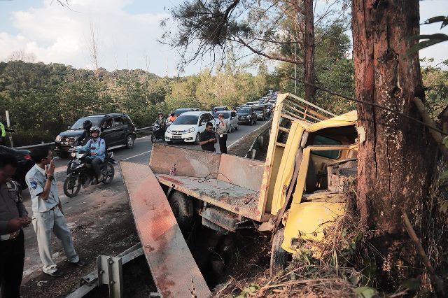 Truk Pengangkut Semen Hantam Pohon di Seiladi