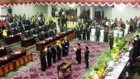 Jumaga Nadeak Resmi Pimpin DPRD Kepri