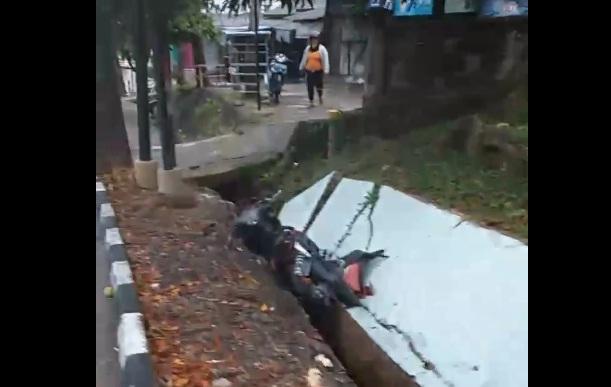 Warga Tanjungpinang Temukan Mayat dan Sepeda Motor di Selokan