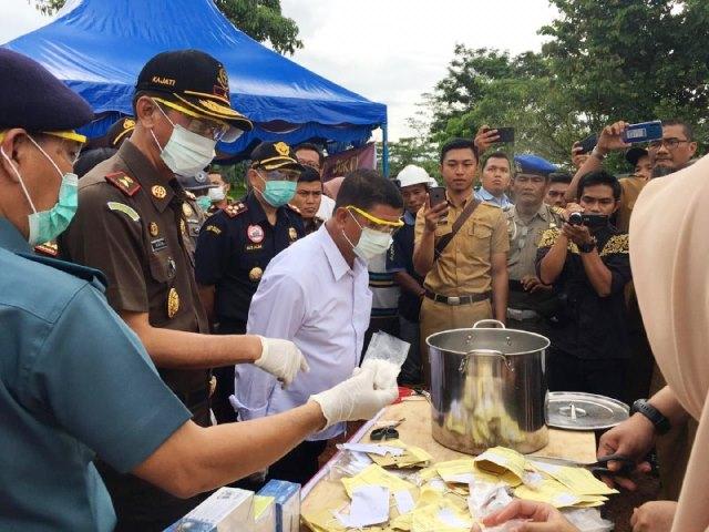 Kejari Bintan Musnahkan Barang Bukti, Ada Detonator dan Petasan