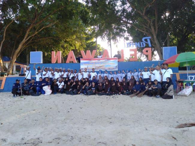 Lanal TBK dan Masyarakat Bersihkan Pantai Pangke di Hari Dharma Samudera