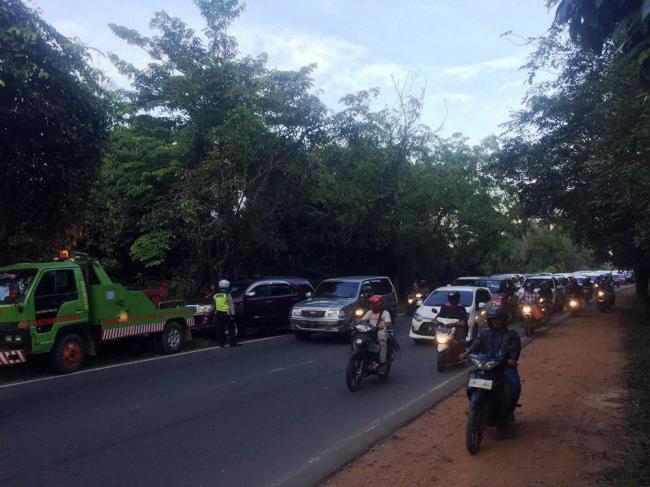 Pengendara Kabur Kira Razia Saat Polisi Evakuasi Mobil Mogok di Tiban