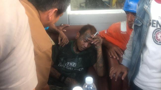 Pria Tatoan Nekat Panjat Tower PLN di Bengkong Bikin Heboh Warga