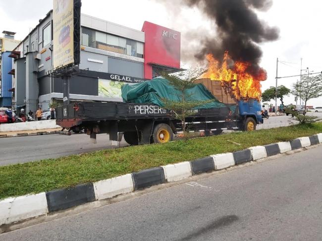 Supir Ungkap Muatan Truk yang Terbakar di Simpang Gelael