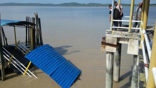 Jembatan Penghubung Ponton Pulau Buru Ambruk