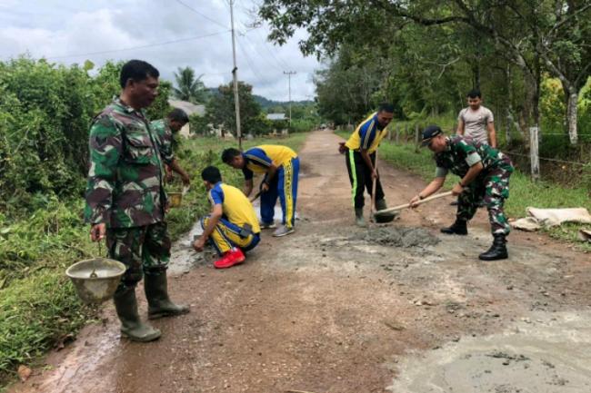 Polsek Dabo Ajak TNI, Satpol dan Masyarakat Tambal Jalan Berlubang