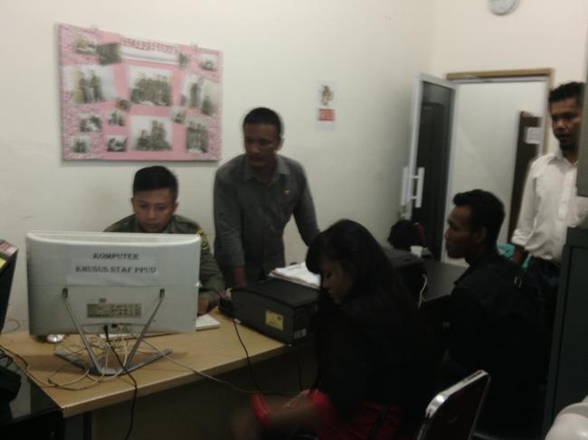 Asyik Berduaan dengan Waria, Seorang Pria Kaget Digaruk Satpol Tanjungpinang