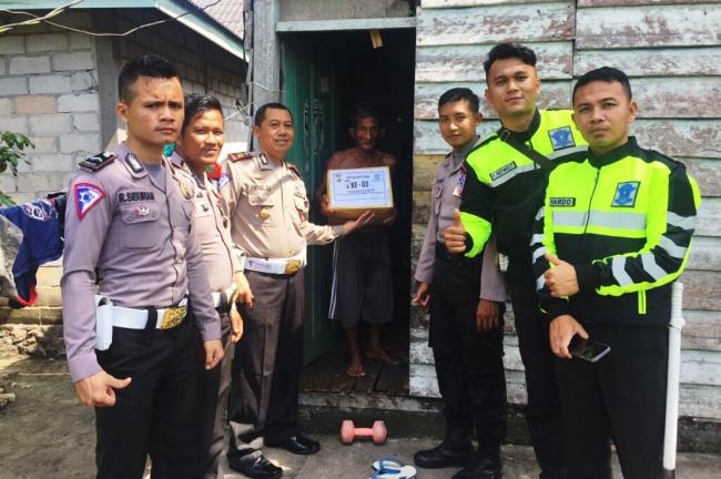 Satlantas Polres Natuna Bagikan Sembako ke Warga Kurang Mampu