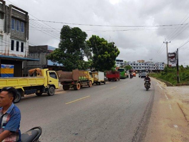 Antrean Kendaraan Beli Solar Mengular di SPBU Toapaya Hingga Depan Kejari Bintan