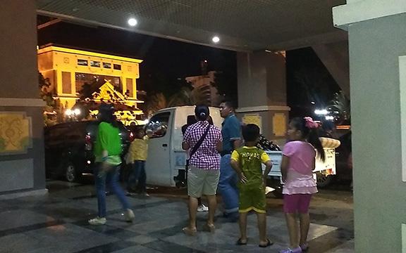Hujan Deras Saat Perayaan Tahun Baru di Batam, Pesta Kembang Api Tetap Ramai