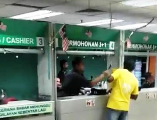 Viral Video Petugas Imigrasi Malaysia Tampar Warga Asing 