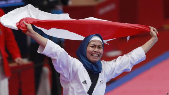 Defia Rosmaniar Raih Medali Emas Pertama untuk Indonesia