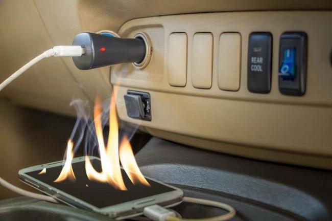 Ini Bahaya Mengisi Baterai Smartphone dari Lubang Lighter Mobil