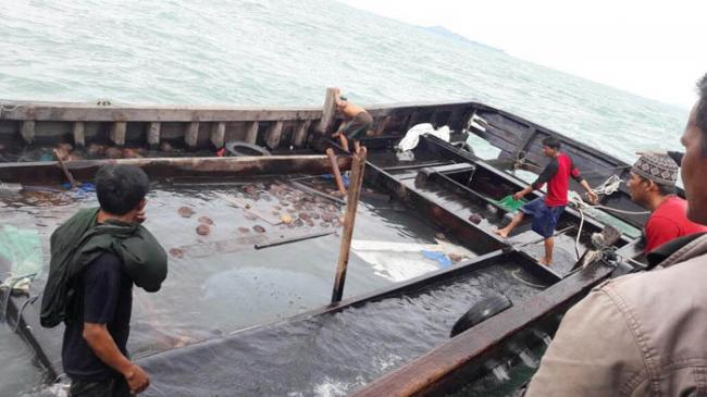 Diterjang Ombak, Kapal Bermuatan 40 Ribu Kelapa Nyaris Karam  