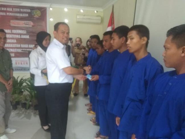 Disduk Batam Serahkan e-KTP Kepada Sembilan Tahanan Remaja