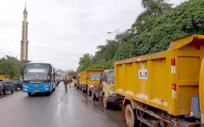 Petugas Kebersihan Tagih THR ke Wali Kota Batam