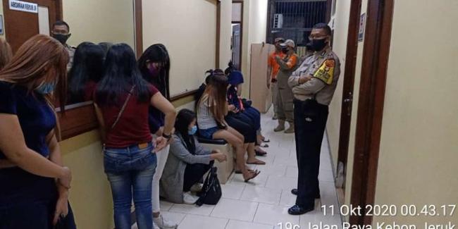 Petugas Gerebek Panti Pijat Buka saat PSBB, Terapis dan Pelanggan Diamankan
