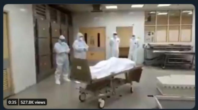 Viral Video Petugas Medis Berbaju Hazmat Salatkan Jenazah Korban Covid-19