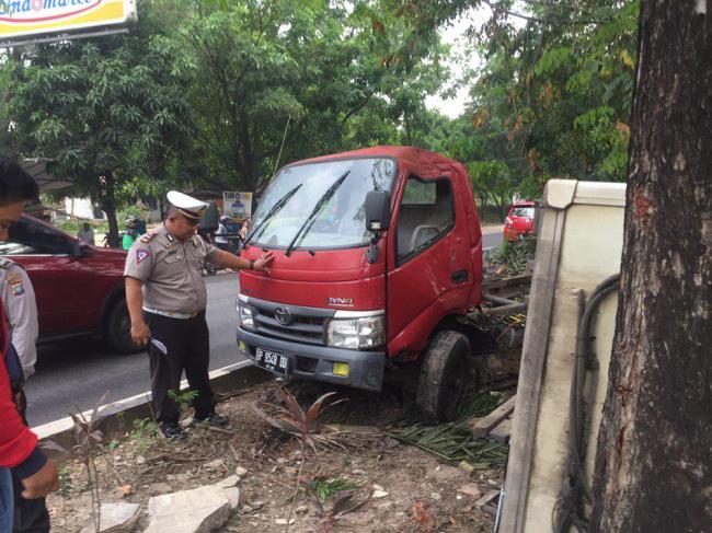Boks Mobil Susu Terlepas dan Terguling di Tiban