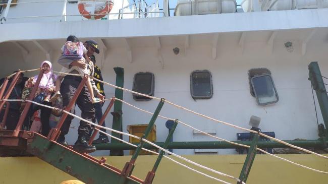 Pulang Kampung Warga Pulau Terluar di Kepri Tumpangi Tol Laut