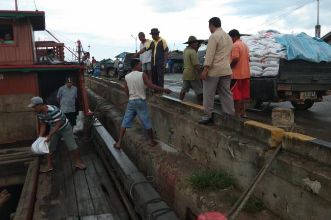 Dinsos Salurkan Rastra Triwulan I untuk Dua Kecamatan di Lingga