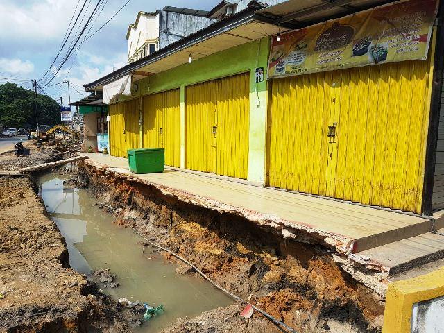 Bagian Depan Rumah Warga Bengkong Ambles, Diduga Ini Penyebabnya