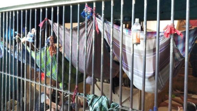 Ironis! Penghuni Rutan di Riau Tidur Bak Kelelawar