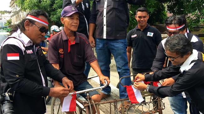 Wartawan Karimun Bagikan Seribu Bendera Merah Putih Gratis
