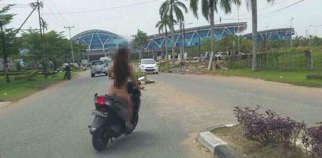 Wanita Ini Nekat Bawa Motor Tanpa Busana di Bandara Supadio