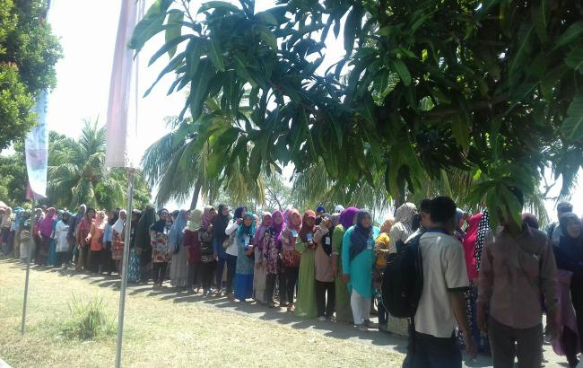 Ratusan Warga Kecamatan Galang Antre Menanti Kedatangan Presiden Jokowi