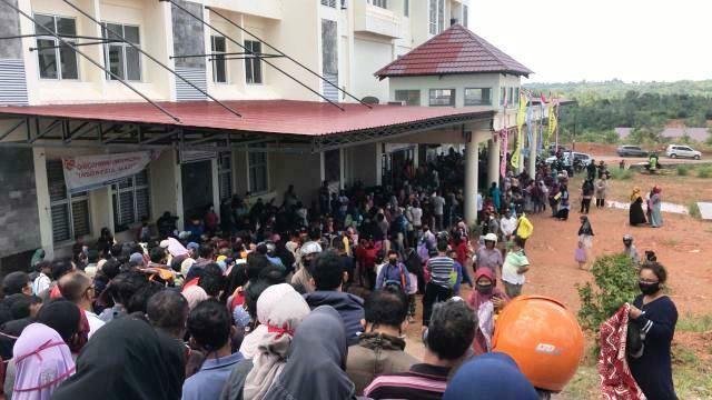 Membeludak, Antrean Pendaftar BLT UKM Tanjungpinang Abai Jaga Jarak