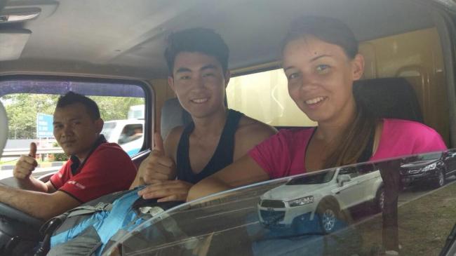 Wisatawan Backpacker Kehabisan Uang di Jakarta, Polisi Ini Beri Tumpangan Truk ke Cirebon