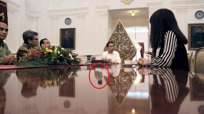 Perhatikan, Siapa Bayangan Misterius di Foto Jokowi Ini
